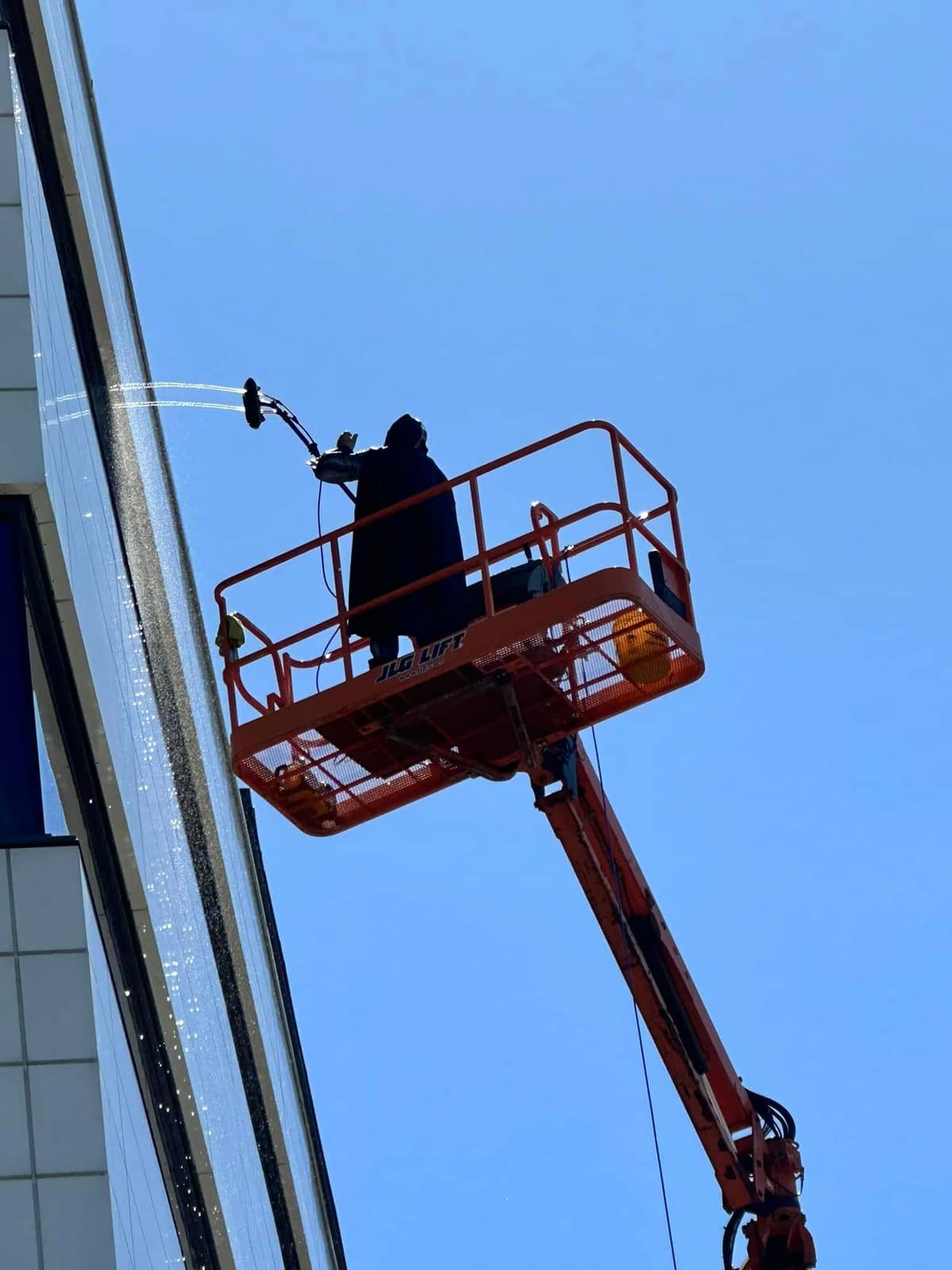 Nacelle au travail sur une façade vitrée